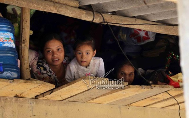 Des milliers de maisons inondées à Ha Tinh et Quang Binh - ảnh 5